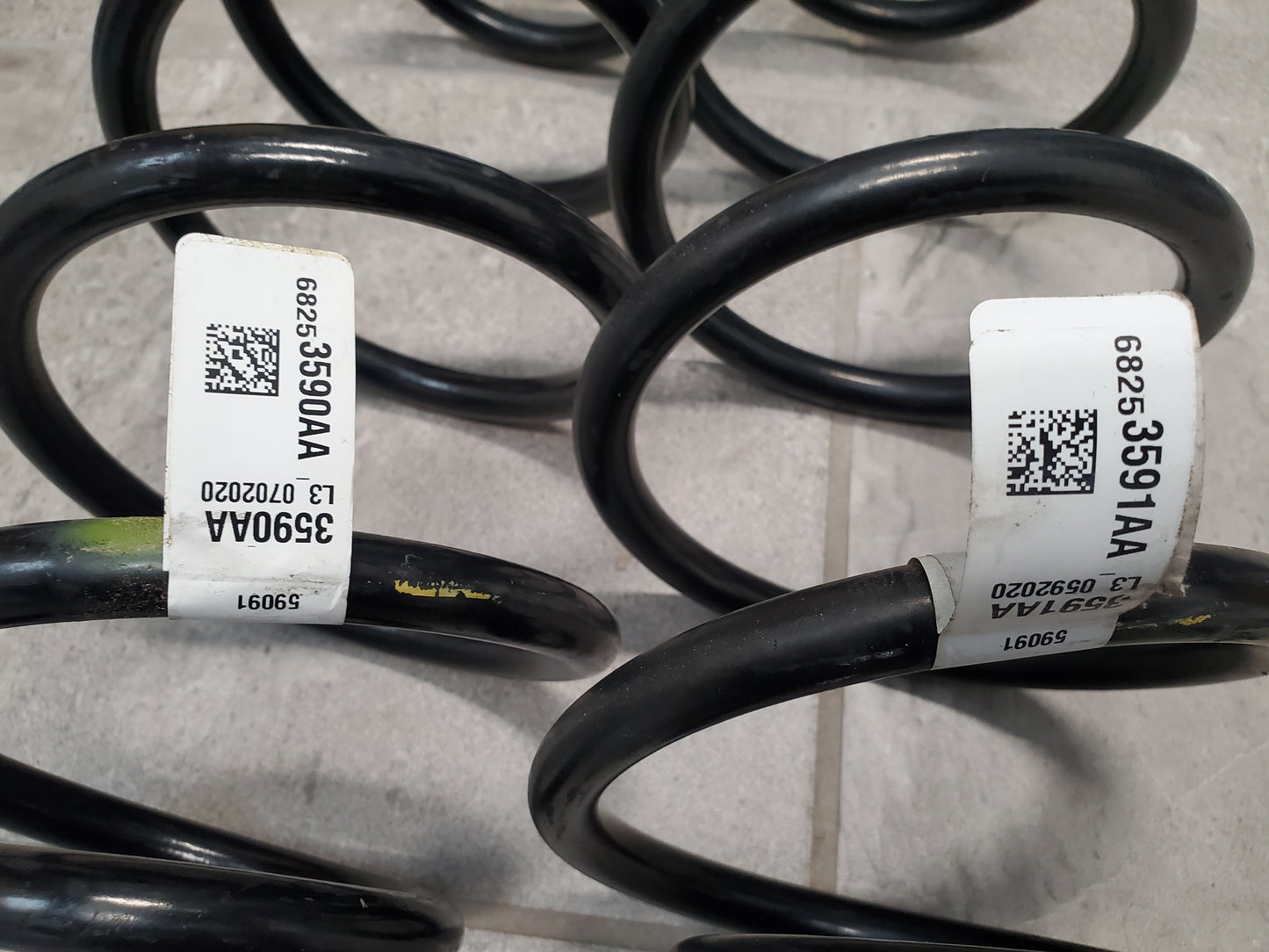 2018-2025 Jeep Wrangler JL Rubicon Suspension Rear Coil Springs OEM 68253590AA