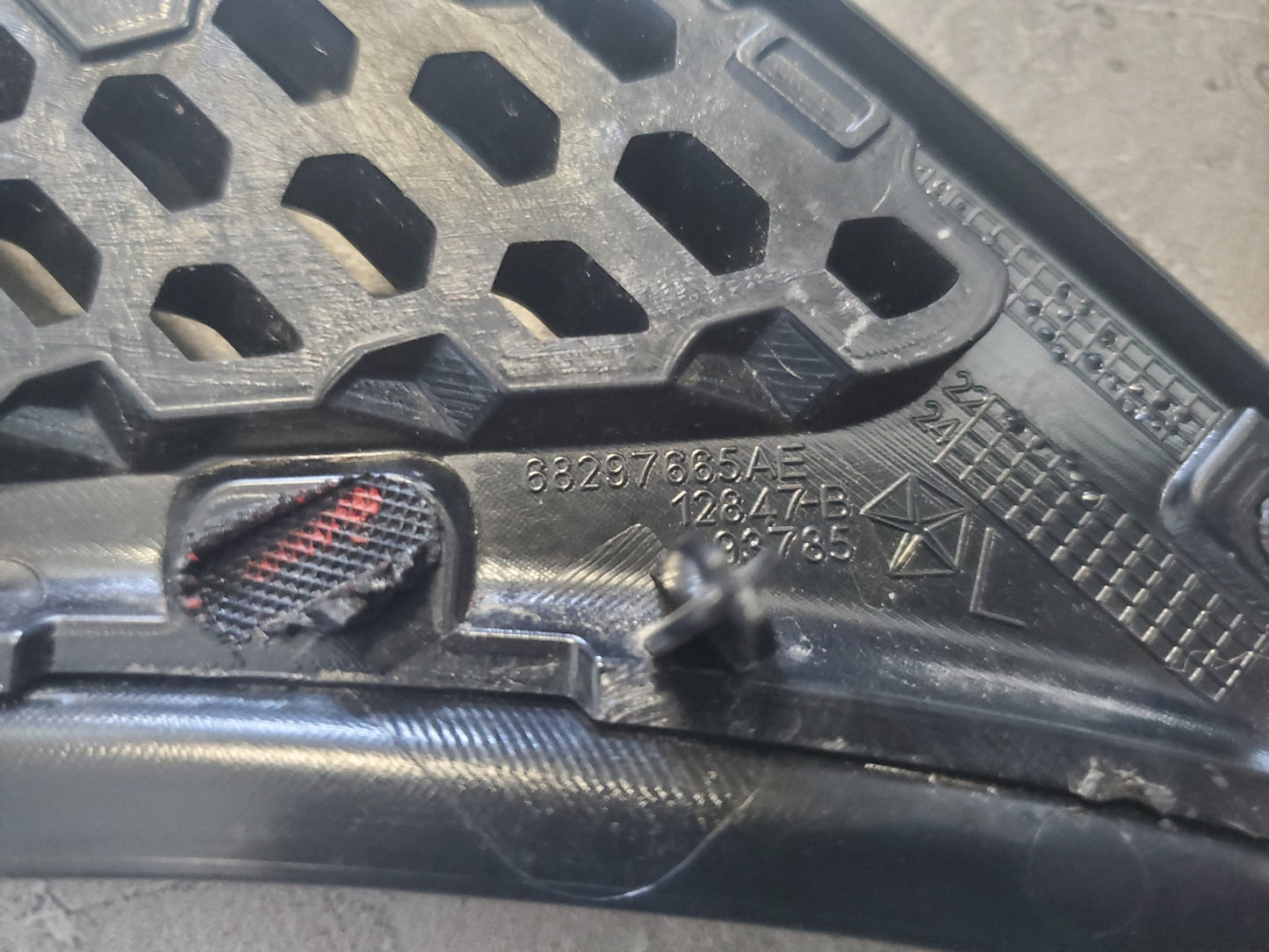 2018-2025 Jeep Wrangler JL Gladiator JT Front Left Fender Flare Air Outlet 68297665AE