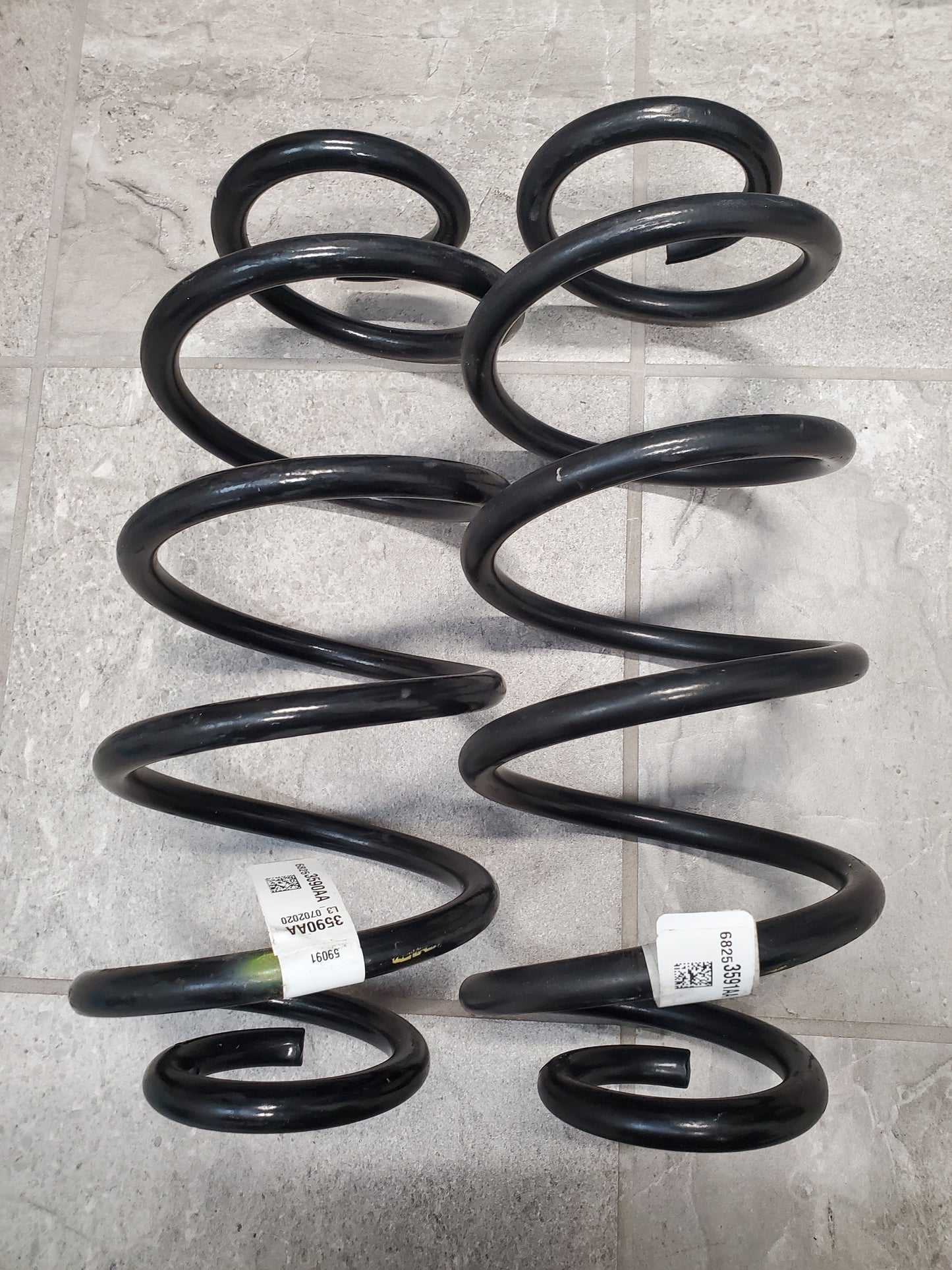 2018-2025 Jeep Wrangler JL Rubicon Suspension Rear Coil Springs OEM 68253590AA